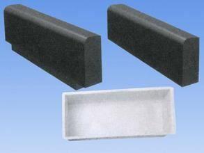 路肩(jian)石(shi)模具在建築材料中(zhong)的應用與(yu)選購指(zhi)南